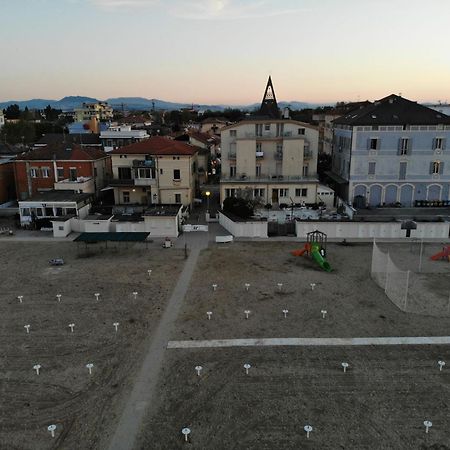Hotel Riviera Mare Rimini Esterno foto