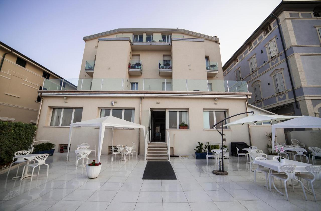 Hotel Riviera Mare Rimini Esterno foto
