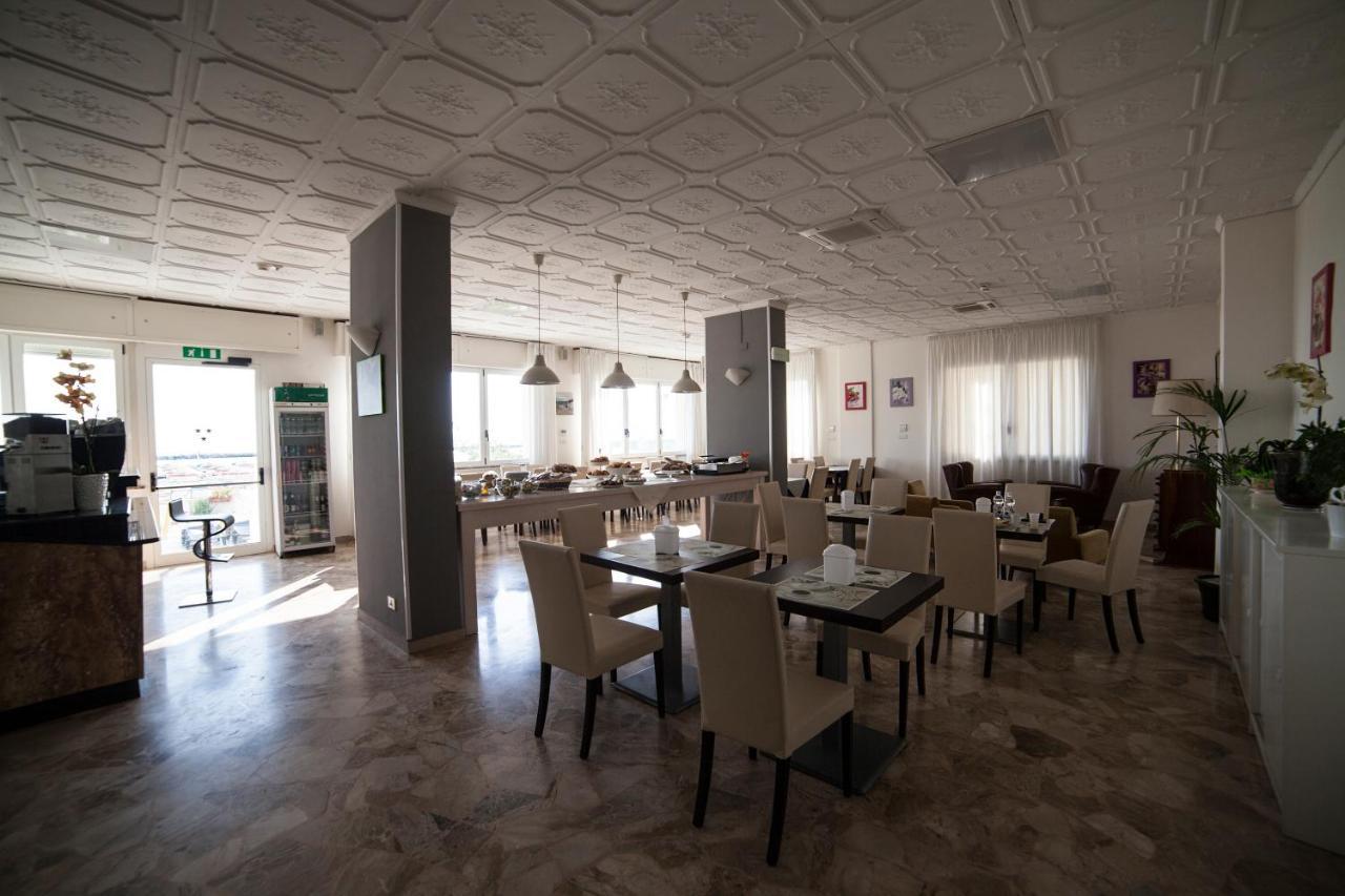 Hotel Riviera Mare Rimini Esterno foto