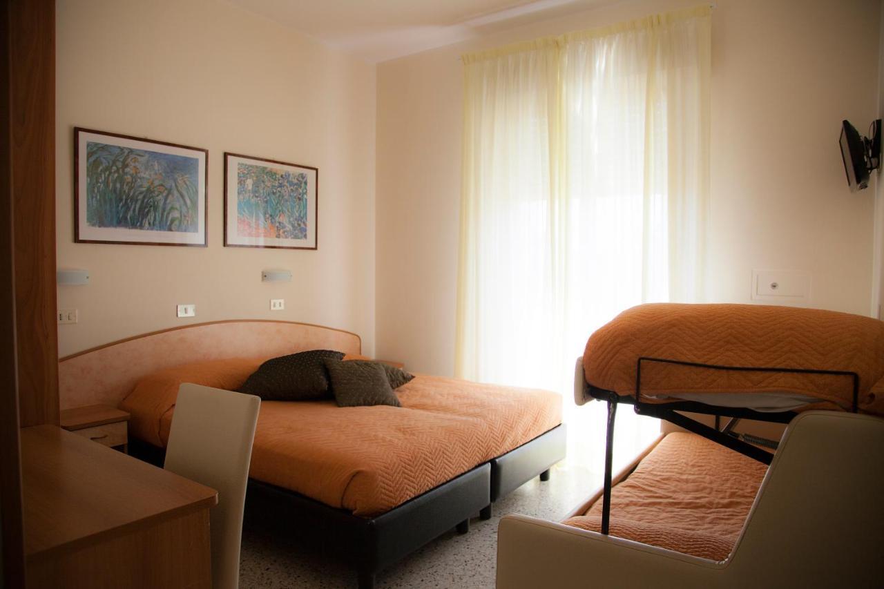 Hotel Riviera Mare Rimini Esterno foto