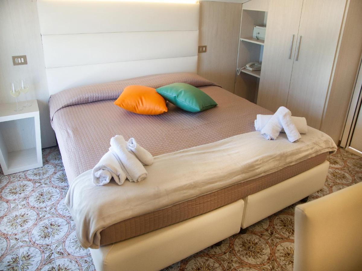Hotel Riviera Mare Rimini Esterno foto