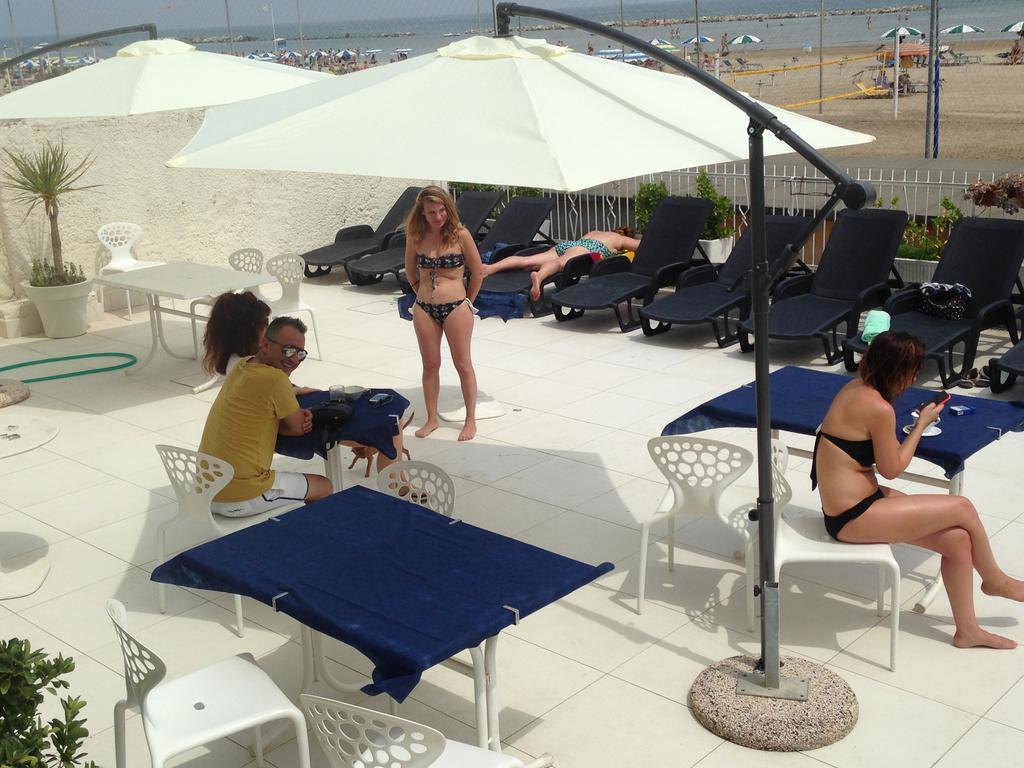 Hotel Riviera Mare Rimini Esterno foto