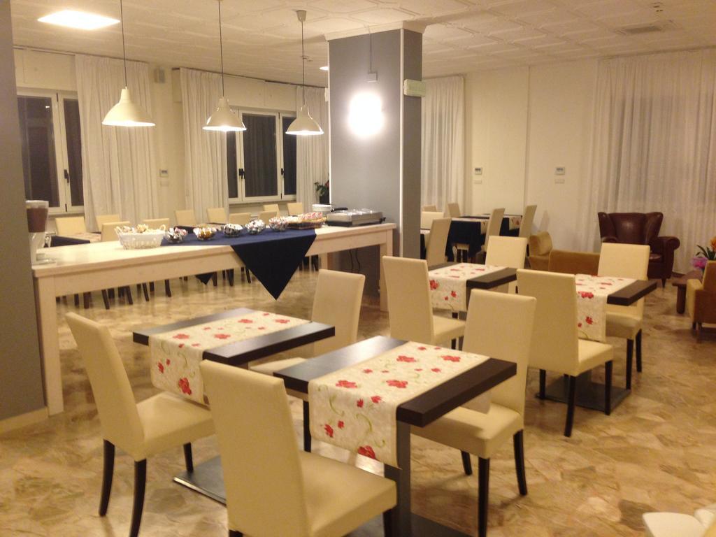 Hotel Riviera Mare Rimini Esterno foto